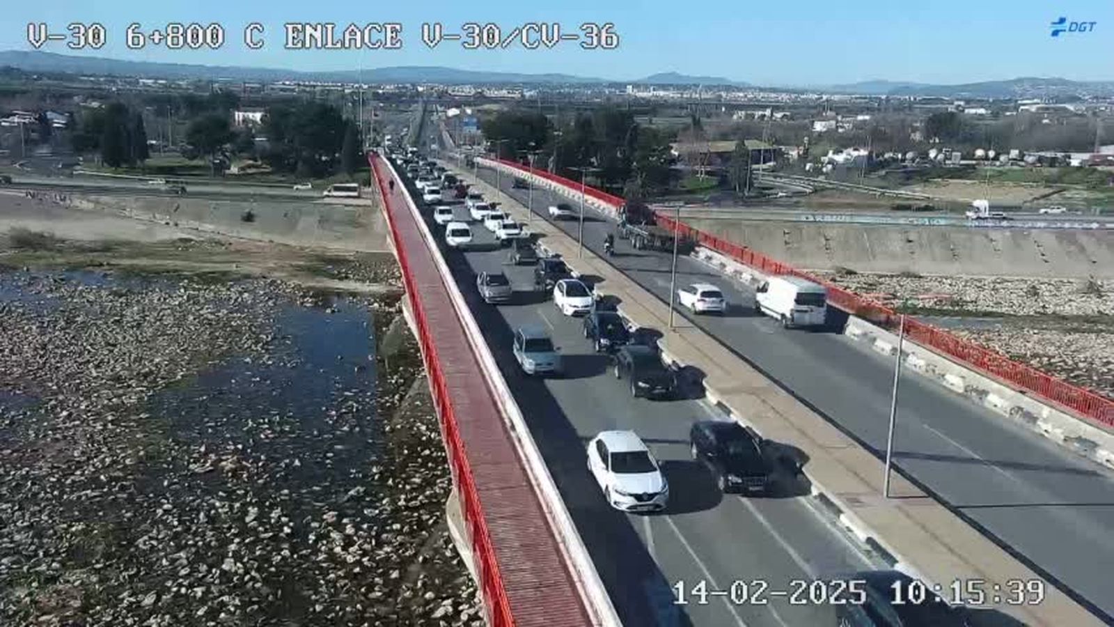 Cues en l'entrada a València des de l'enllaç de la V-30 amb la CV-36, este divendres