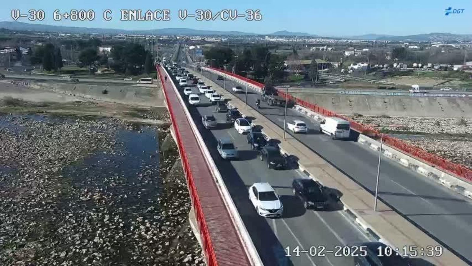 Cues en l'entrada a València des de l'enllaç de la V-30 amb la CV-36, este divendres Cues en l'entrada a València des de l'enllaç de la V-30 amb la CV-36, este divendres