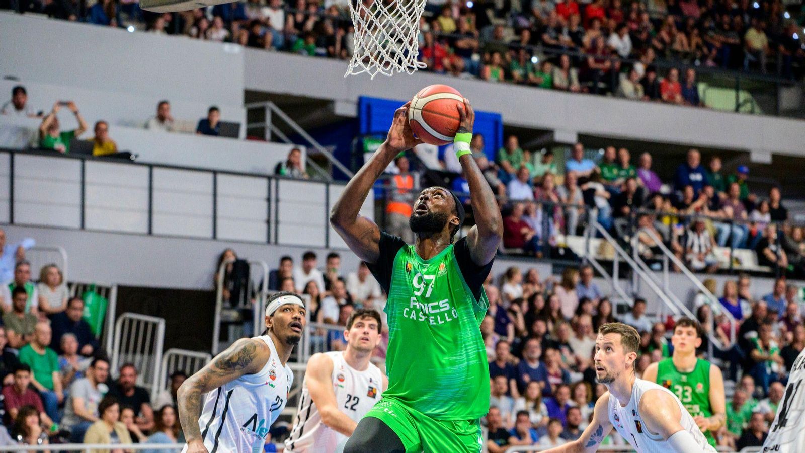 Okouo, en una acció del partit