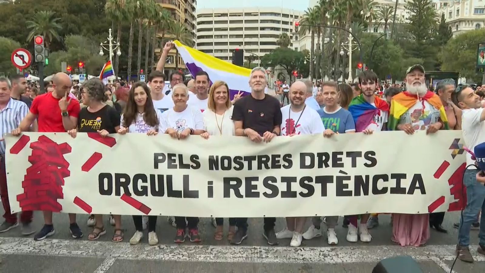 La delegada del govern a la Comunitat Valenciana, Pilar Bernabé i el ministre d'Interior, Fernando Grande-Marlaska, amb la pancarta del col·lectiu Lambda