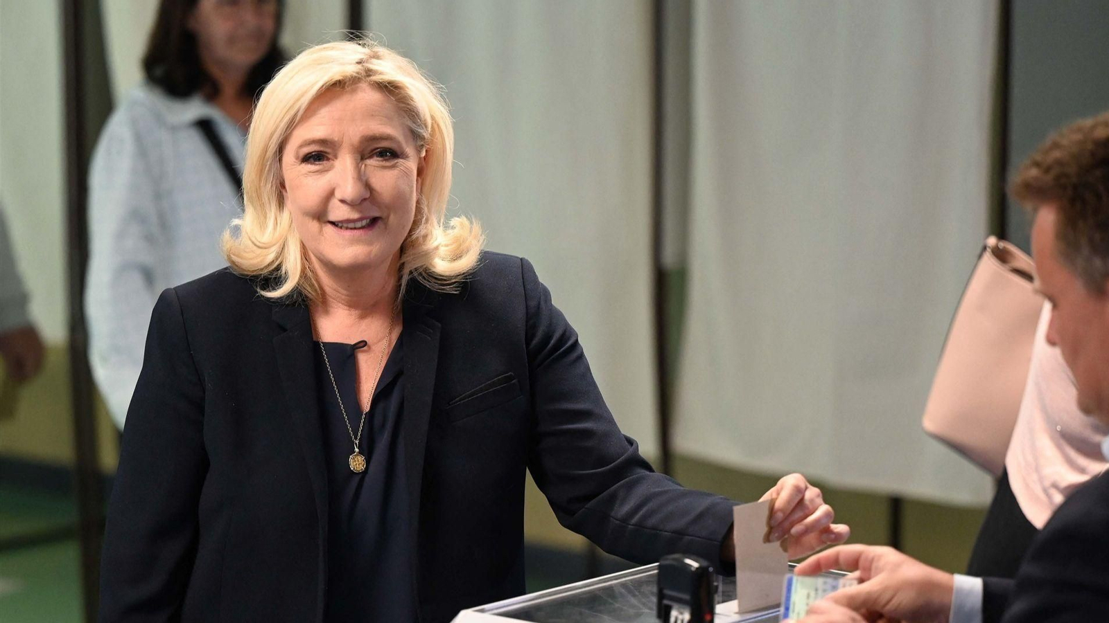 La líder d'extrema dreta, Marine Le Pen, vota en la segona volta de les eleccions legislatives aquest diumenge
