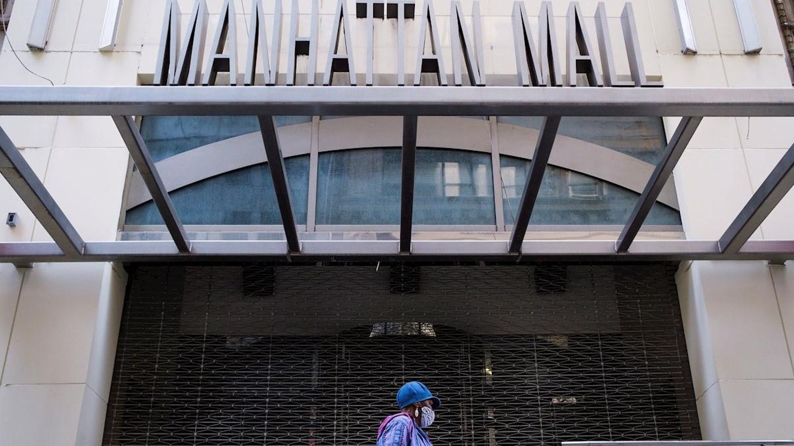 Una dona, pels carrers de Nova York