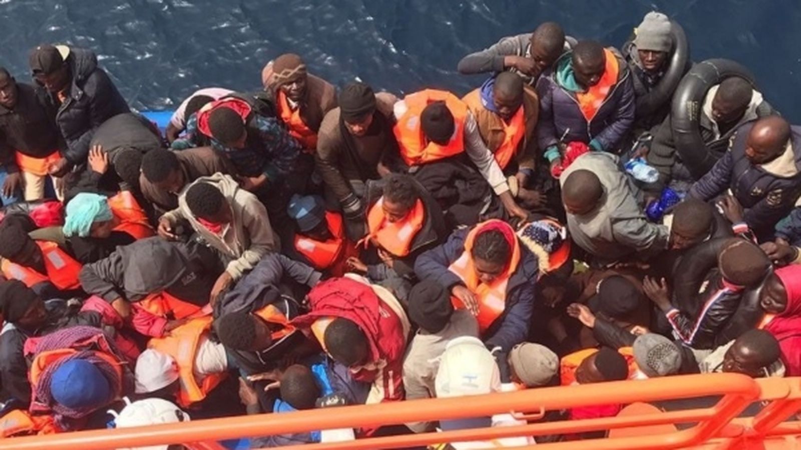 Imatge d'arxiu amb persones assistides en un dels rescats de Salvament Marítim