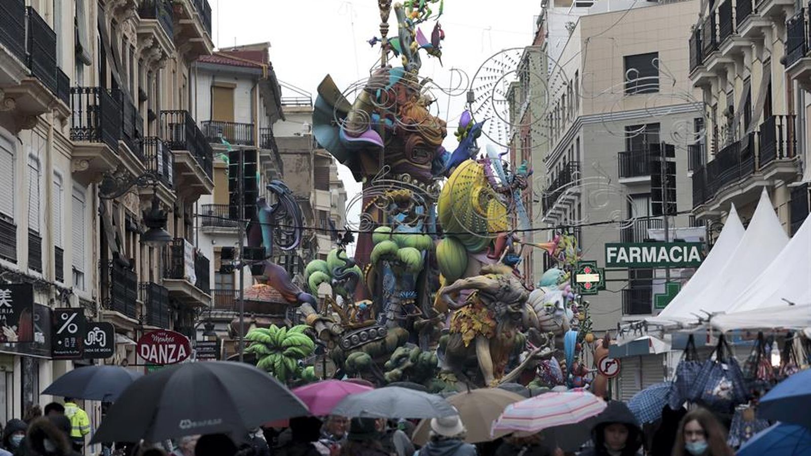 Gent visitant la falla Convent de Jerusalem de València en un dia de pluja d'aquest 2022