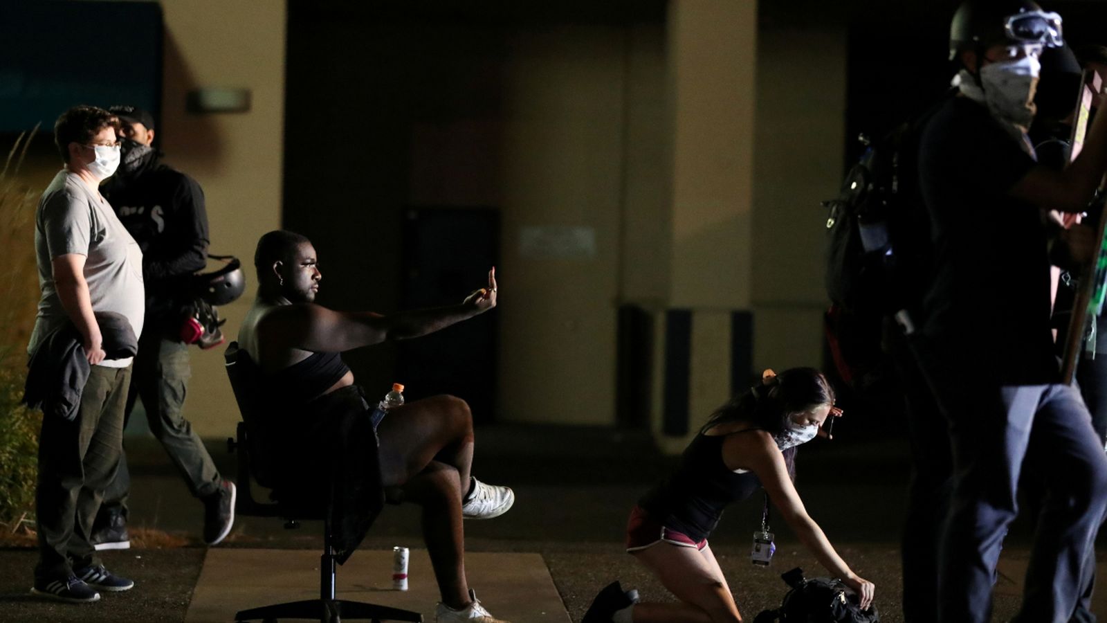 Manifestants enfronten la policia a Portland durant les protestes contra la violència policial