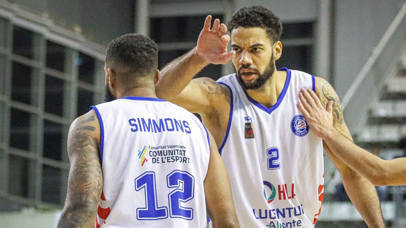 Simmons i Van Zegeren celebren una acció