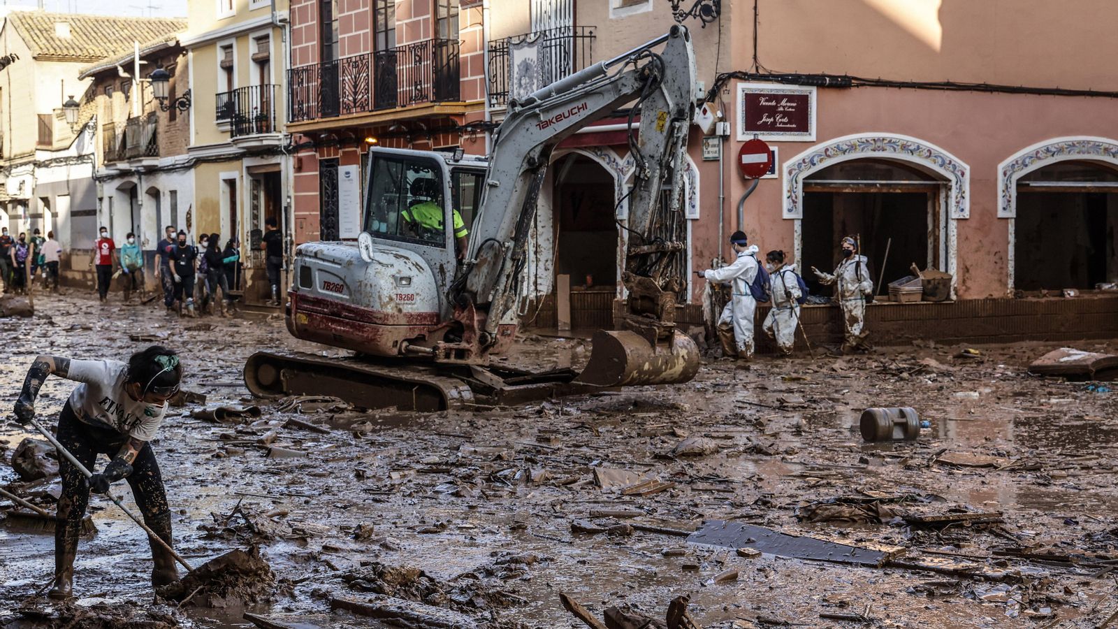 Una excavadora treballa en un carrer de Paiporta