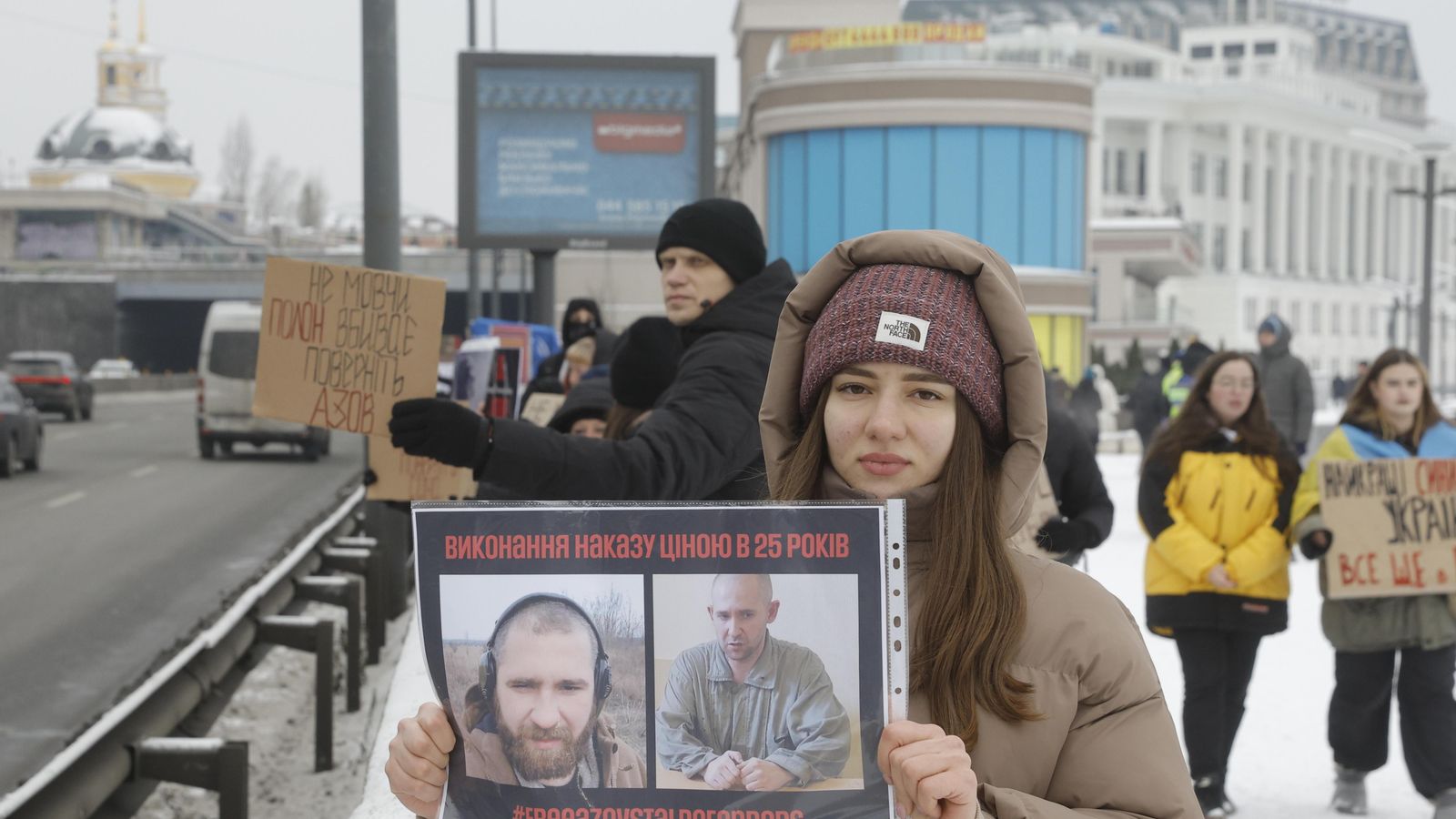 Una dona sosté fotografies d'un familiar capturat per l'exèrcit rus a Kíiv, Ucraïna