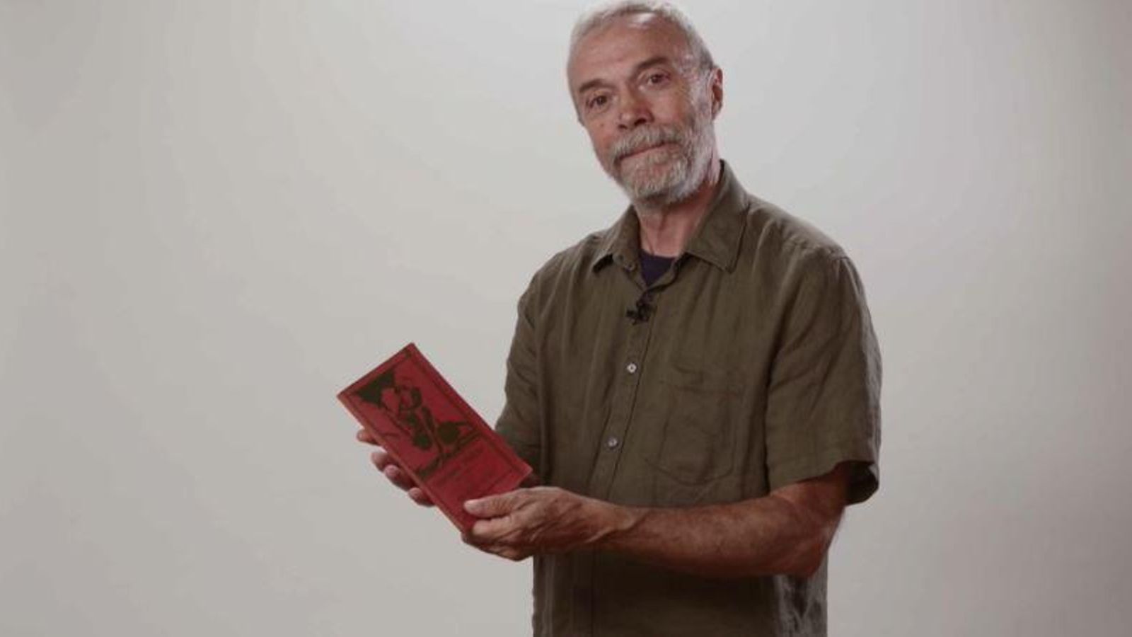 Joan Olivares amb el catàleg del vigoritzador sexual