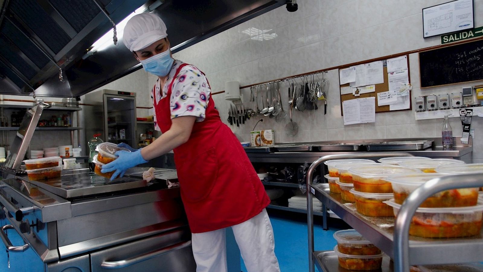 Una treballadora a la cuïna d'un establiment de restauració