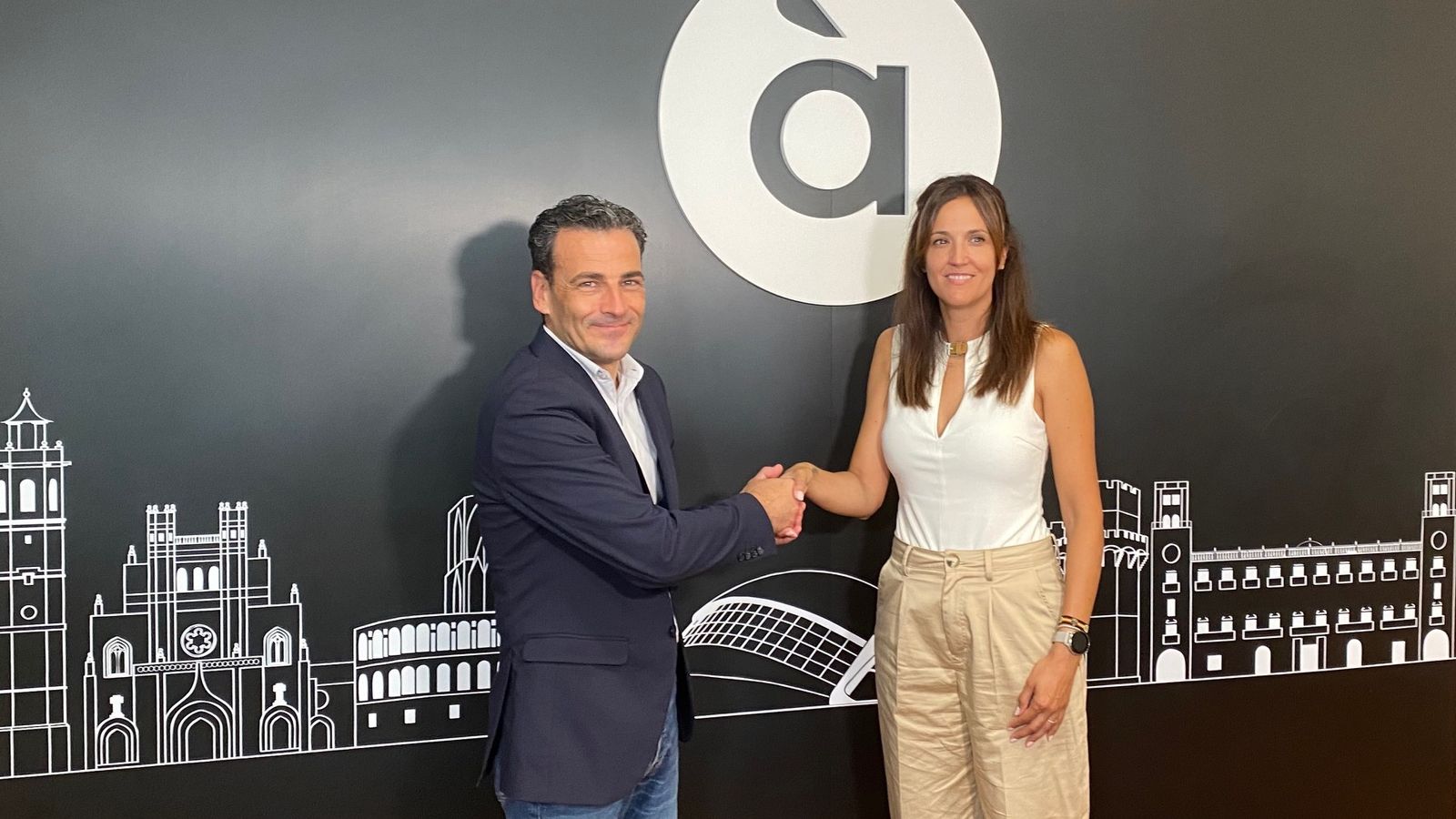 Alfred Costa, director general d'À Punt i Virginia Sanz, alcaldesssa de Bunyol durant la signatura del conveni