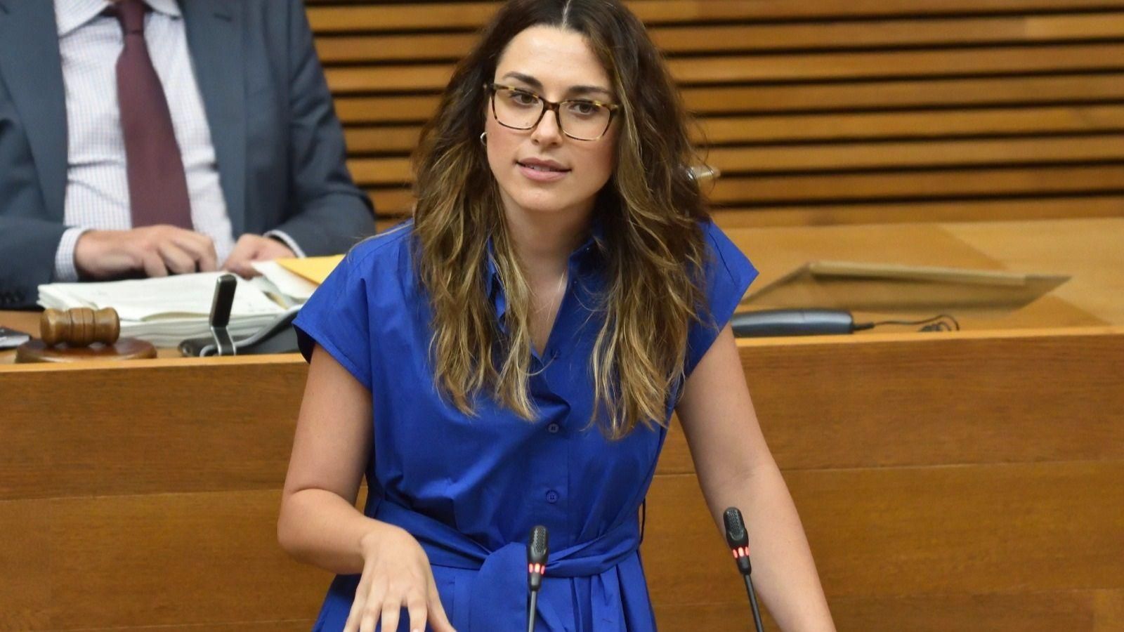 La nova vicepresidenta del Consell, Aitana Mas, durant una intervenció en la palestra de les Corts