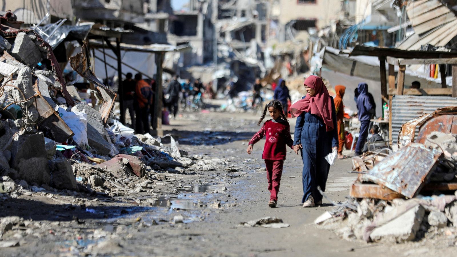 Palestines caminen entre les runes de les cases destruïdes per l'exèrcit israelià