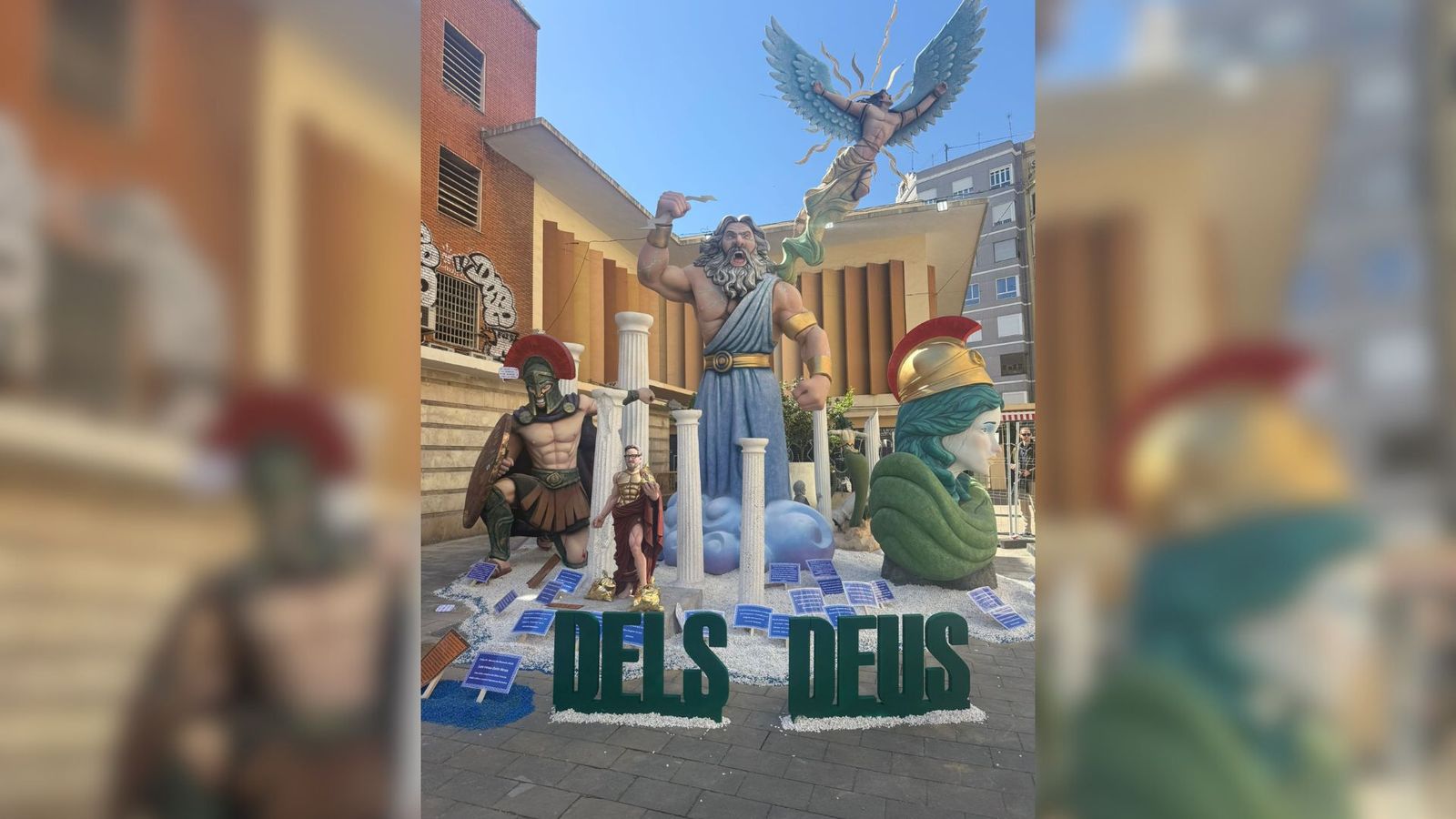 El segon premi, guardonat amb 750 euros i un estandard, és per a la falla Plaça Mercat de Russafa de València