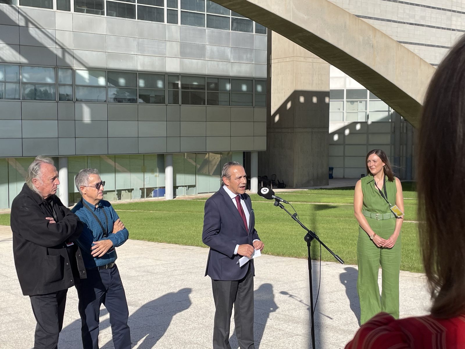 El president d'À Punt, Román Ceballos, dona la benvinguda a la visita a les instal·lacions en el marc del festival internacional d’arquitectura Open House València