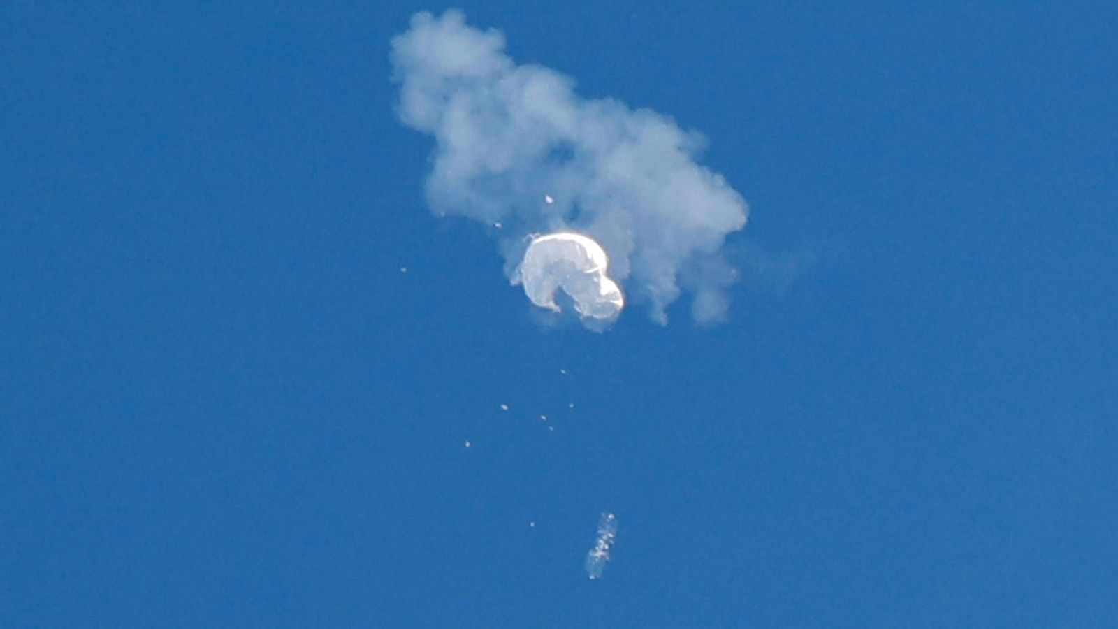El globus xinés deriva cap a l'oceà després de ser derrocat enfront de la costa en Surfside Beach