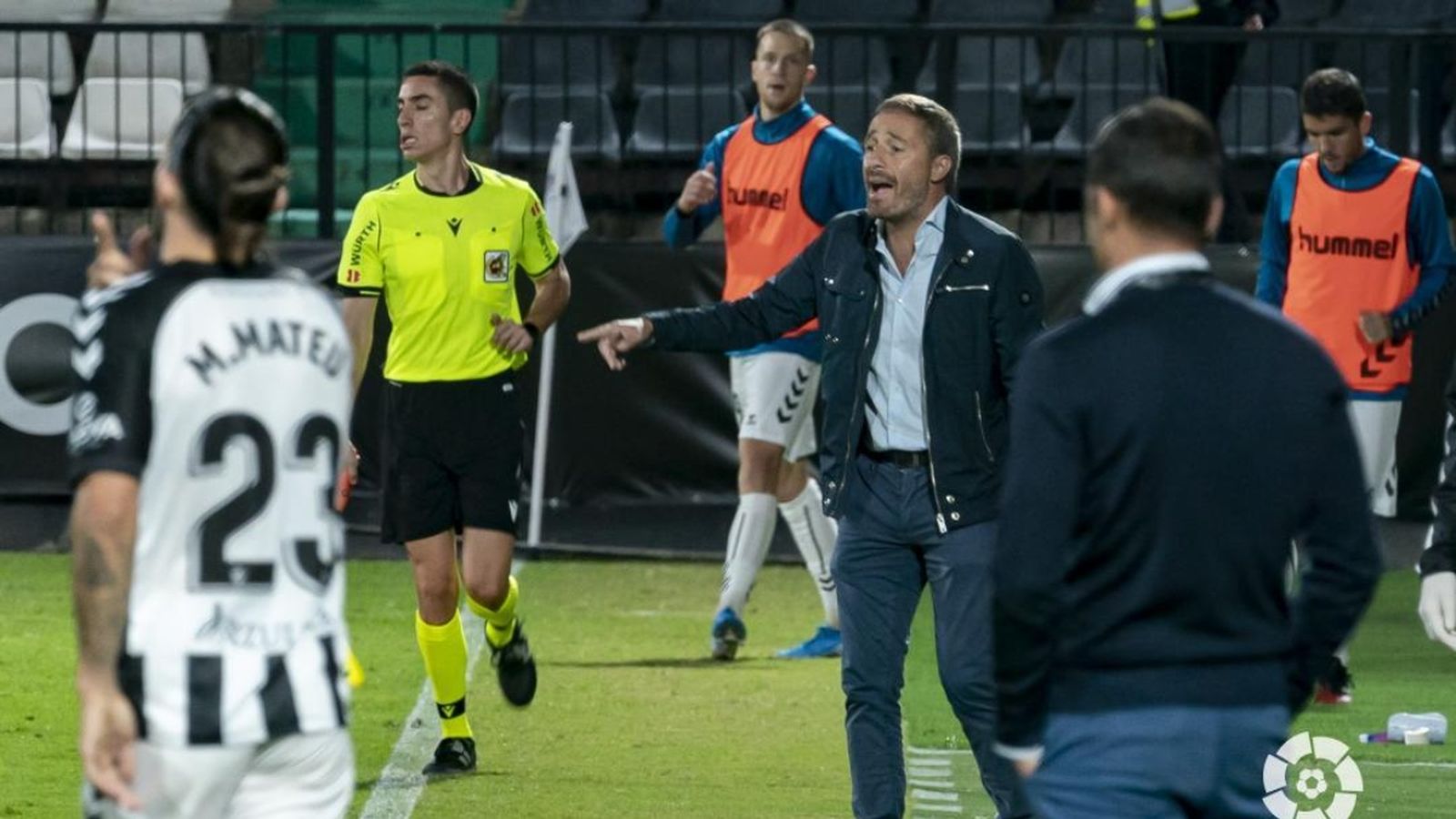 Óscar Cano dona instruccions als seus jugadors en el partit contra el Girona