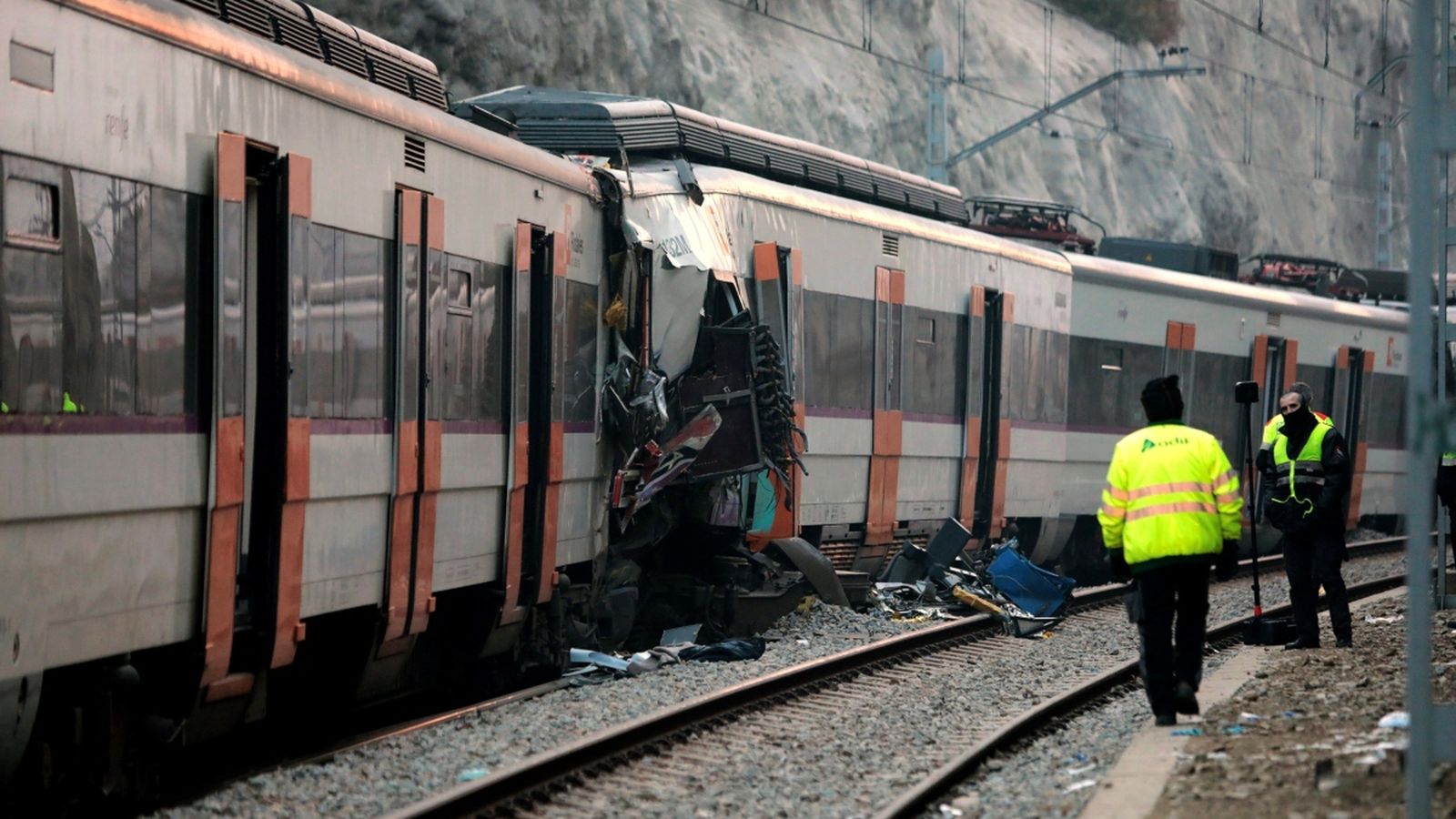Els tècnics treballen en la zona de l'accident