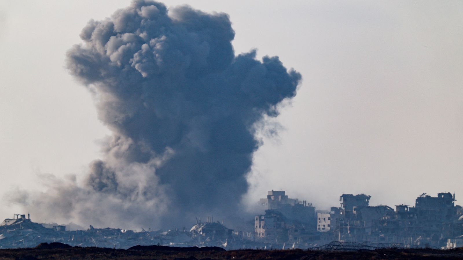 Columna de fum després d'un atac d'Israel a Gaza