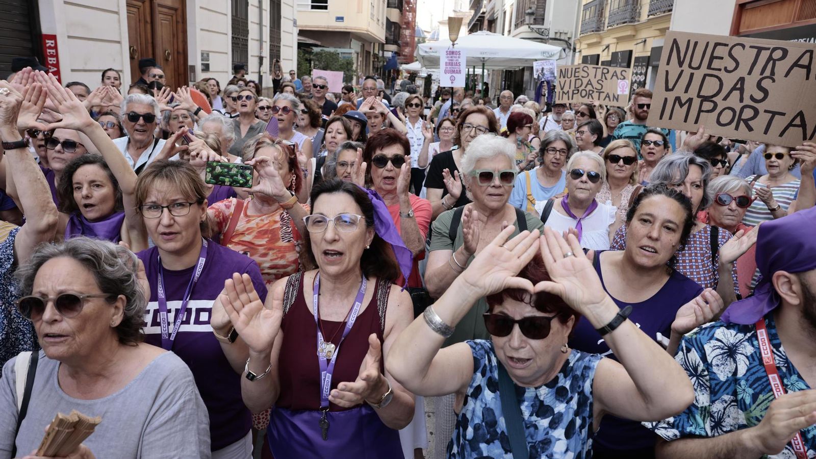 La Coordinadora Feminista protesta a les proximitats de les Corts contra el pacte PP-Vox