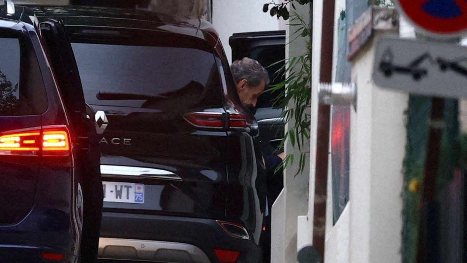 Sarkozy arriba a sa casa després de passar vint dies a la presó