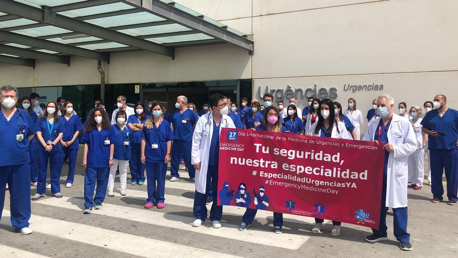 Protesta de professionals sanitaris a les portes del servei d'Urgències de l'hospital La Fe de València, aquest dijous