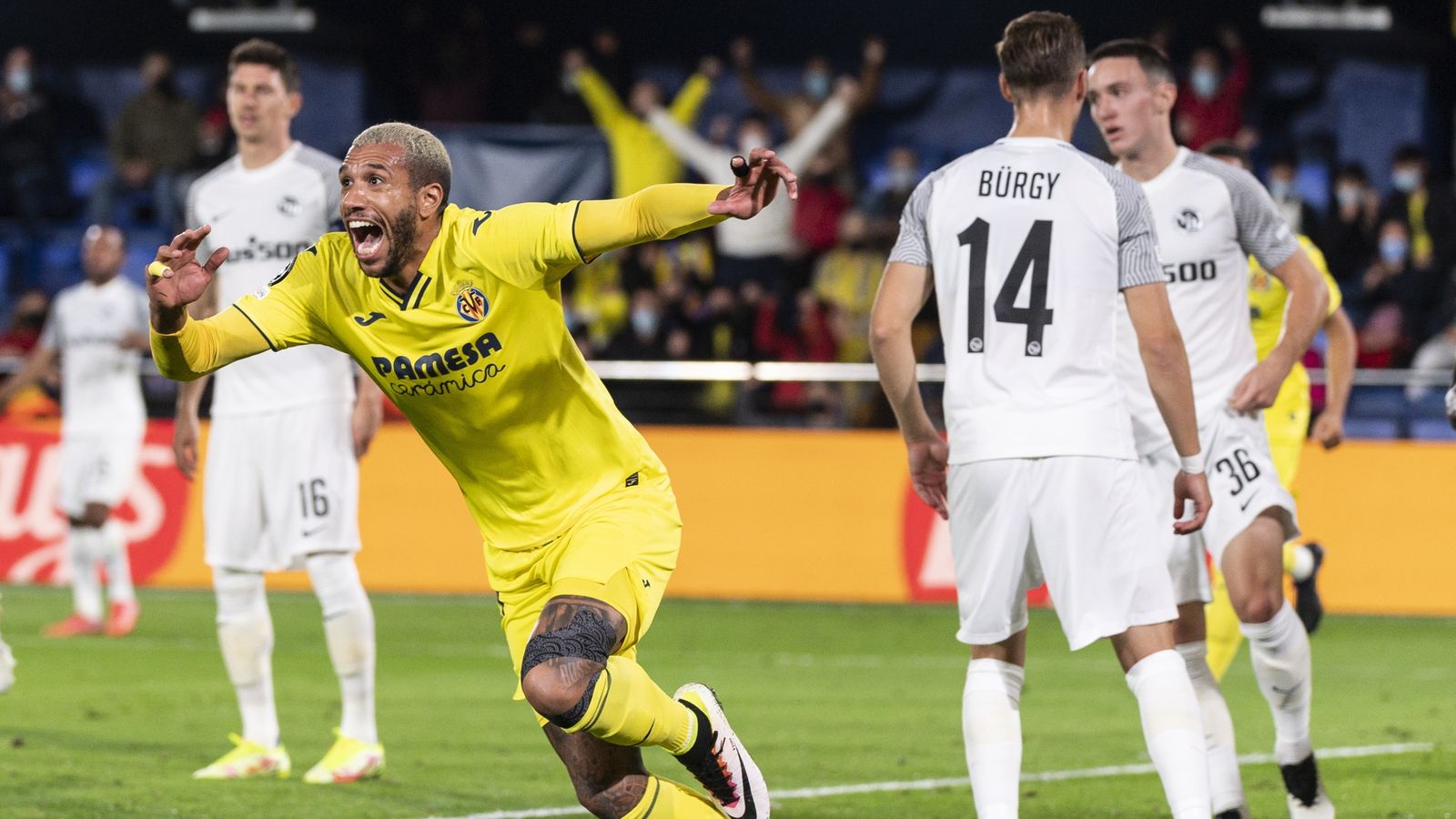 Capoue celebra el primer gol del Vila-real