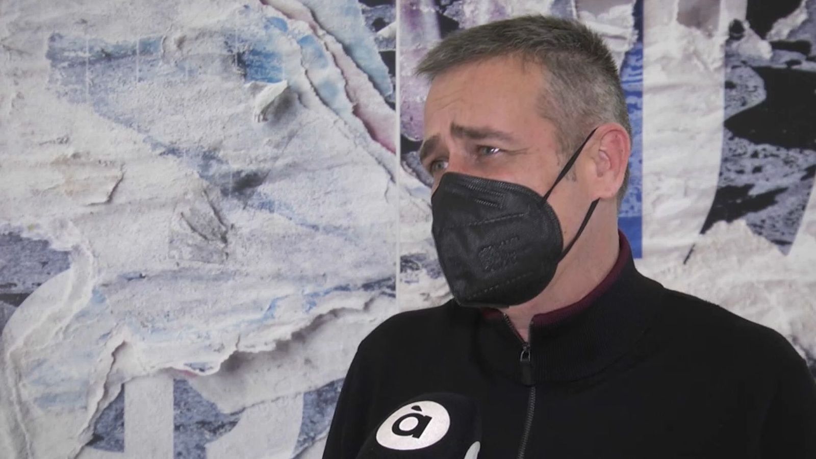 Carlos Balsalobre, en declaracions a À Punt davant d'una de les seues creacions que integrava una exposició a Altea el 2021