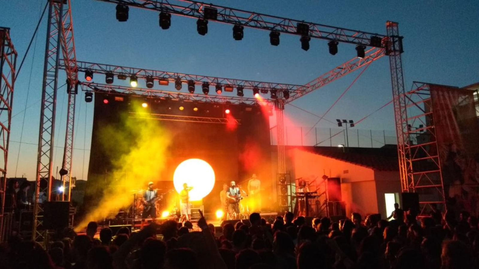 El Feslloc es manté en juliol en versió reduïda