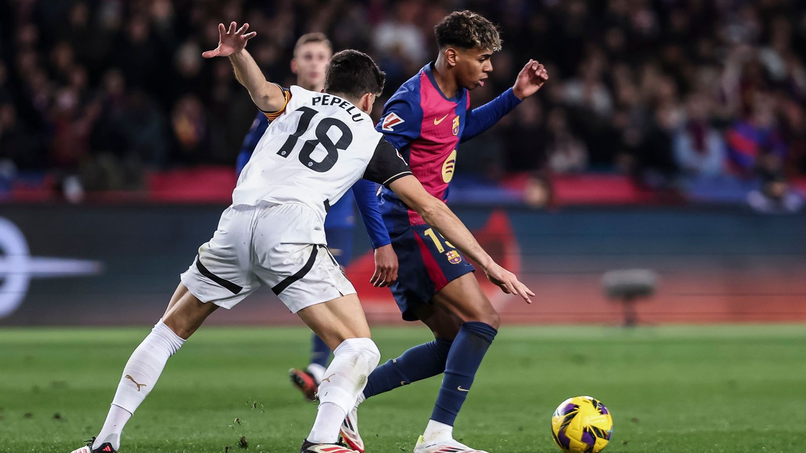 Pepelu i Lamine Yamal, en una acció del partit de la temporada passada a Montjuïc