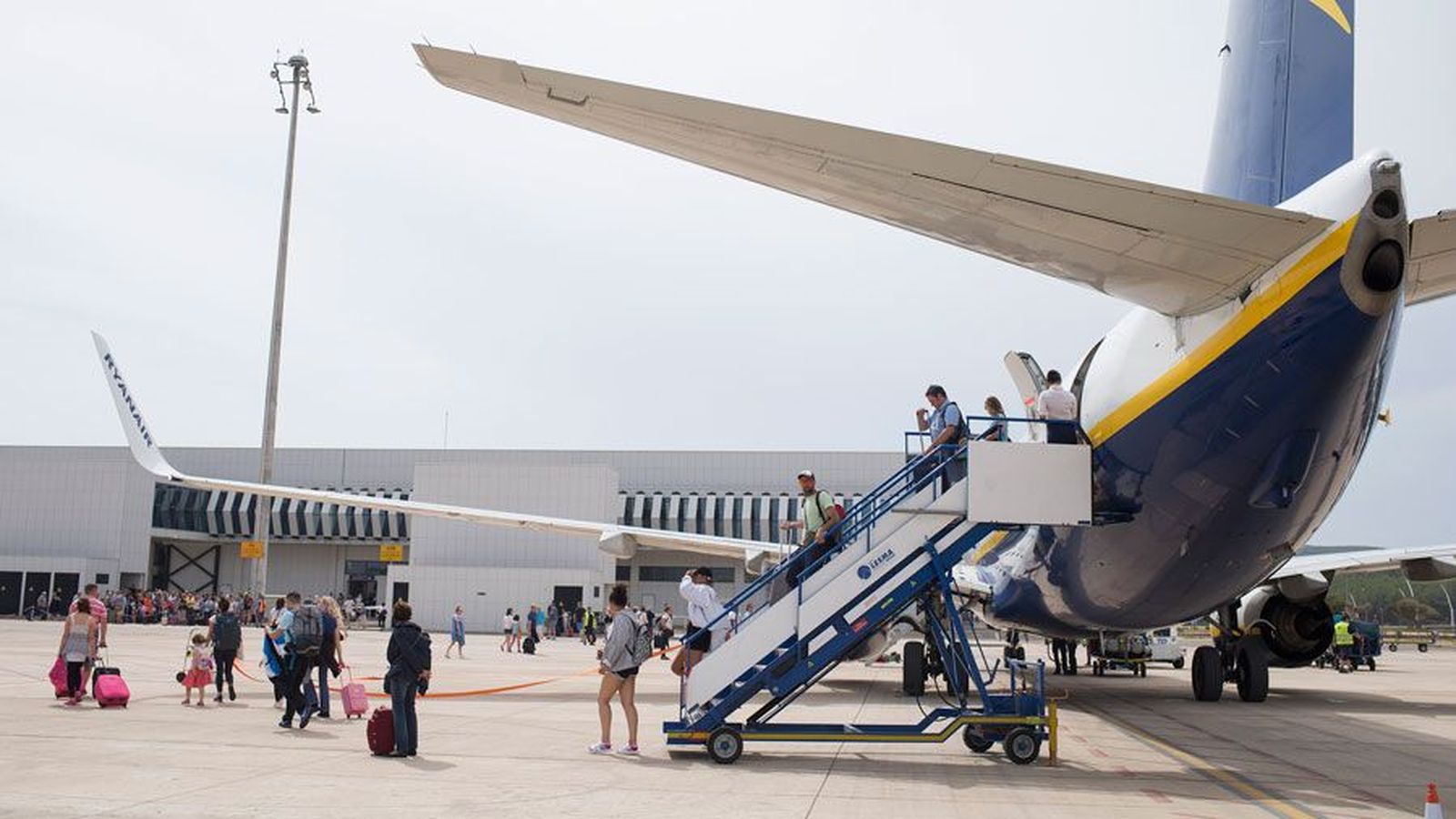Els passatgers d'un vol baixen d'un avió acabat d'aterrar a l'aeroport de Castelló en una imatge d'arxiu