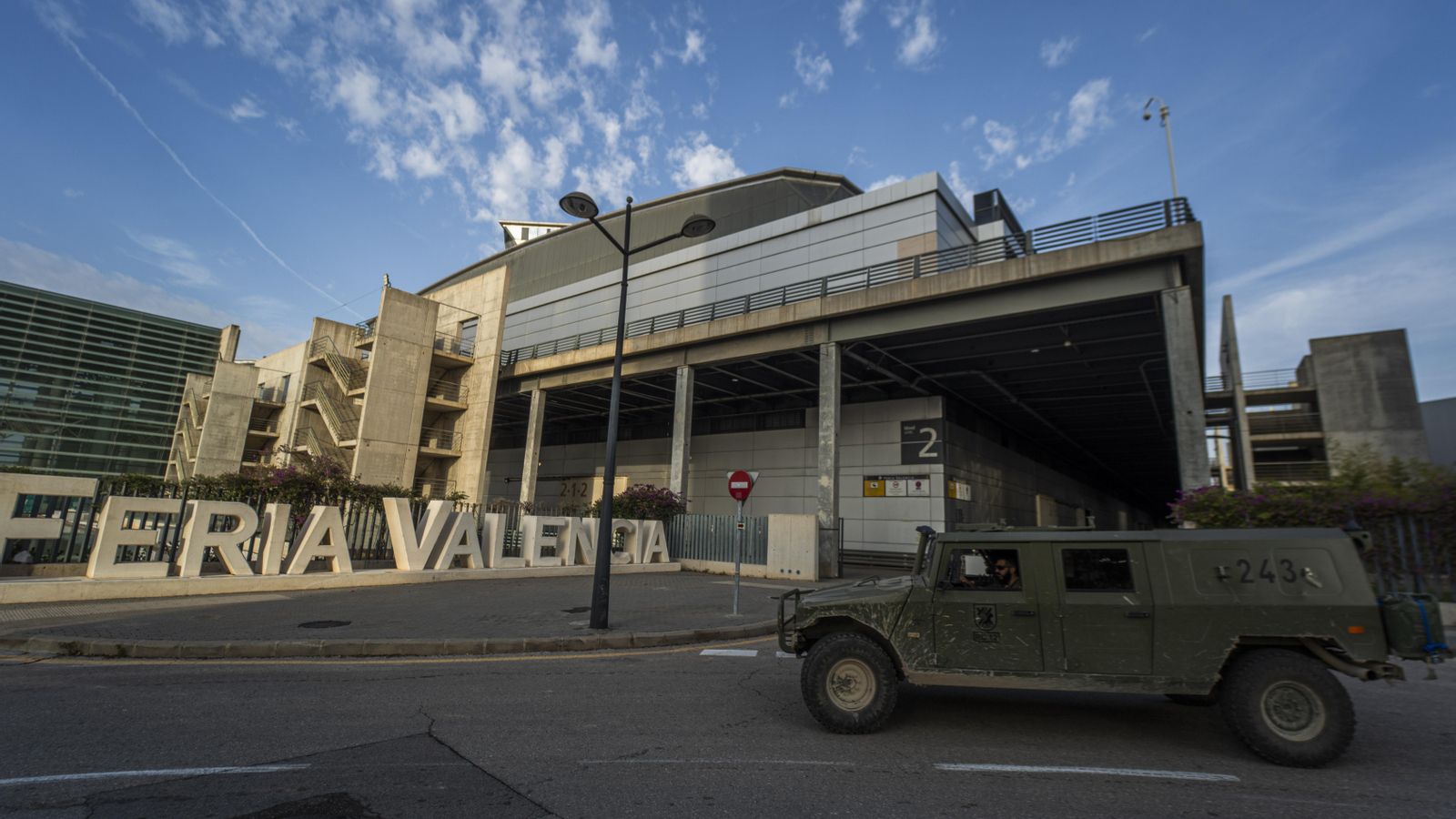 Un vehicle de l'exèrcit en l'entorn de Fira València