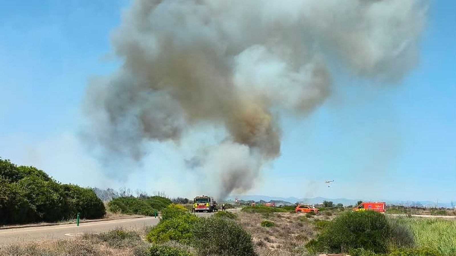 La fumeguera, visible des de la platja este migdia