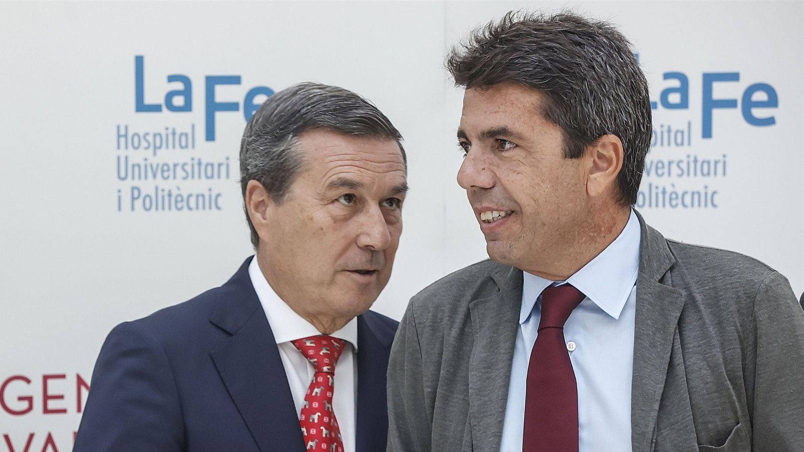 El conseller, Marciano Gómez, i el president, Carlos Mazón, durantuna visita a l'Hospital la Fe de València