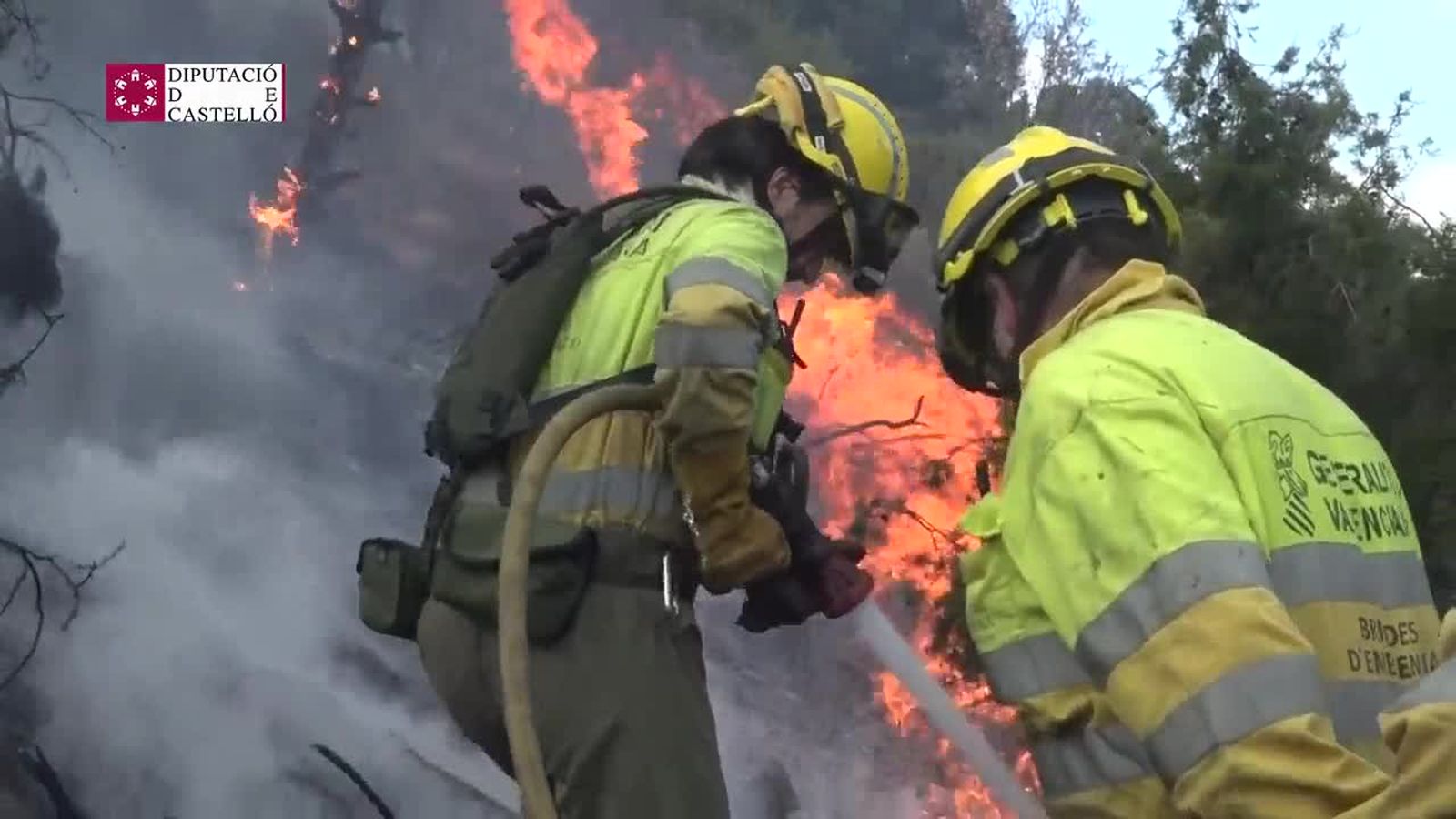 Bombers forestals durant l'extinció d'un incendi a Montant
