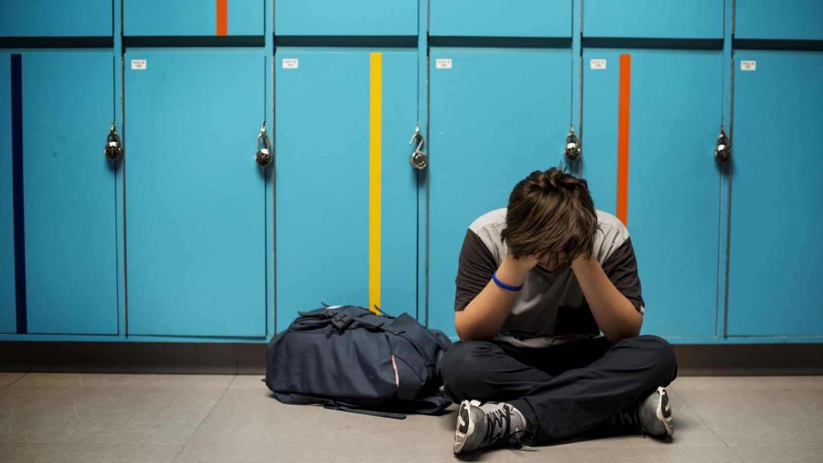 Un alumne és victima de l'assetjament escolar a les aules.
