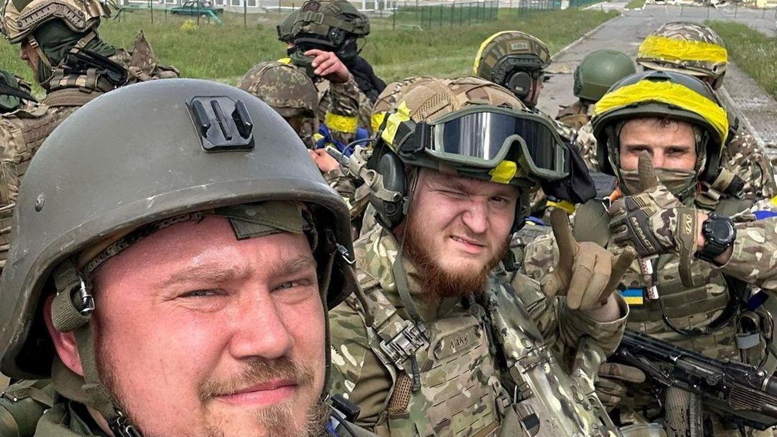Membres del Cos de Voluntaris Russos posen en l'encreuament fronterer de Graivoron en Kozinka, en la regió de Bélgorod, Rússia