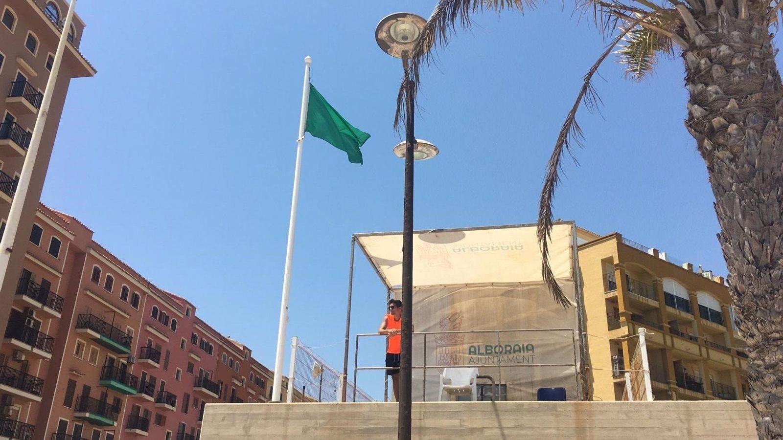 Bandera verda en Port Saplaya (Alboraya)
