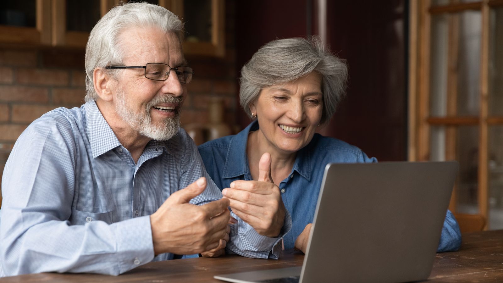 Imatge d'arxiu d'un matrimoni de persones majors que utilitza internet