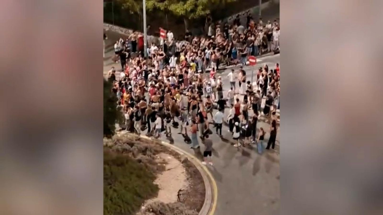 Centenars d'alumnes, de matinada, obstaculitzen la circulació del carrer Serpis, on hi ha la residència