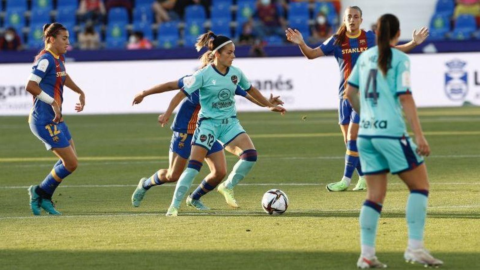 Jugadores del Llevant i el Barça, en un moment de la final de 2021