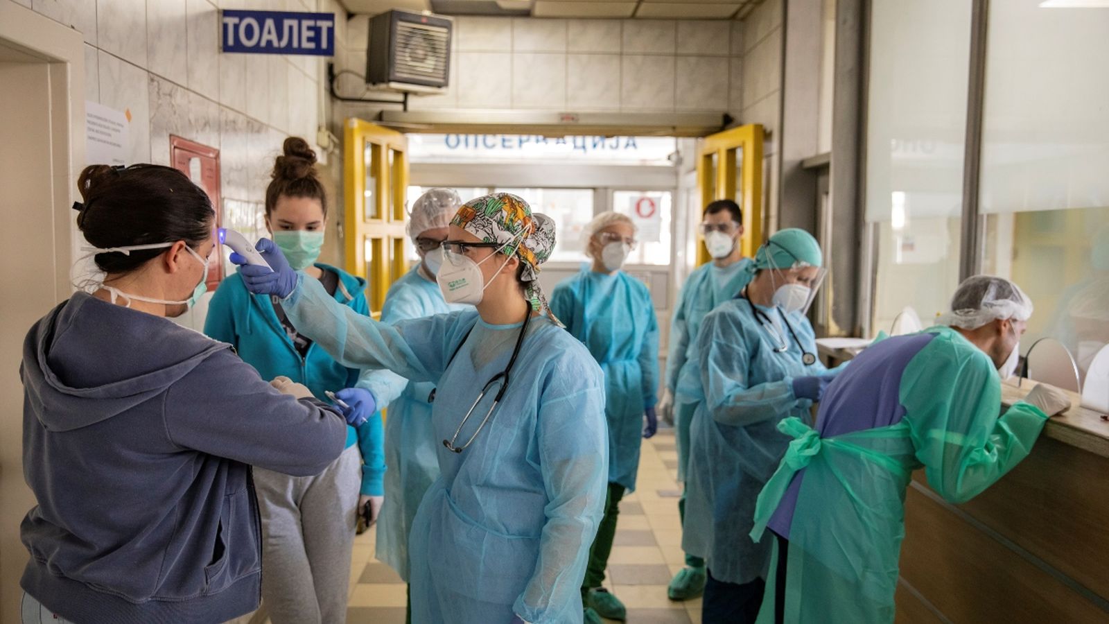 Una infermera pren la temperatura a una pacient a Belgrad (Sèrbia)