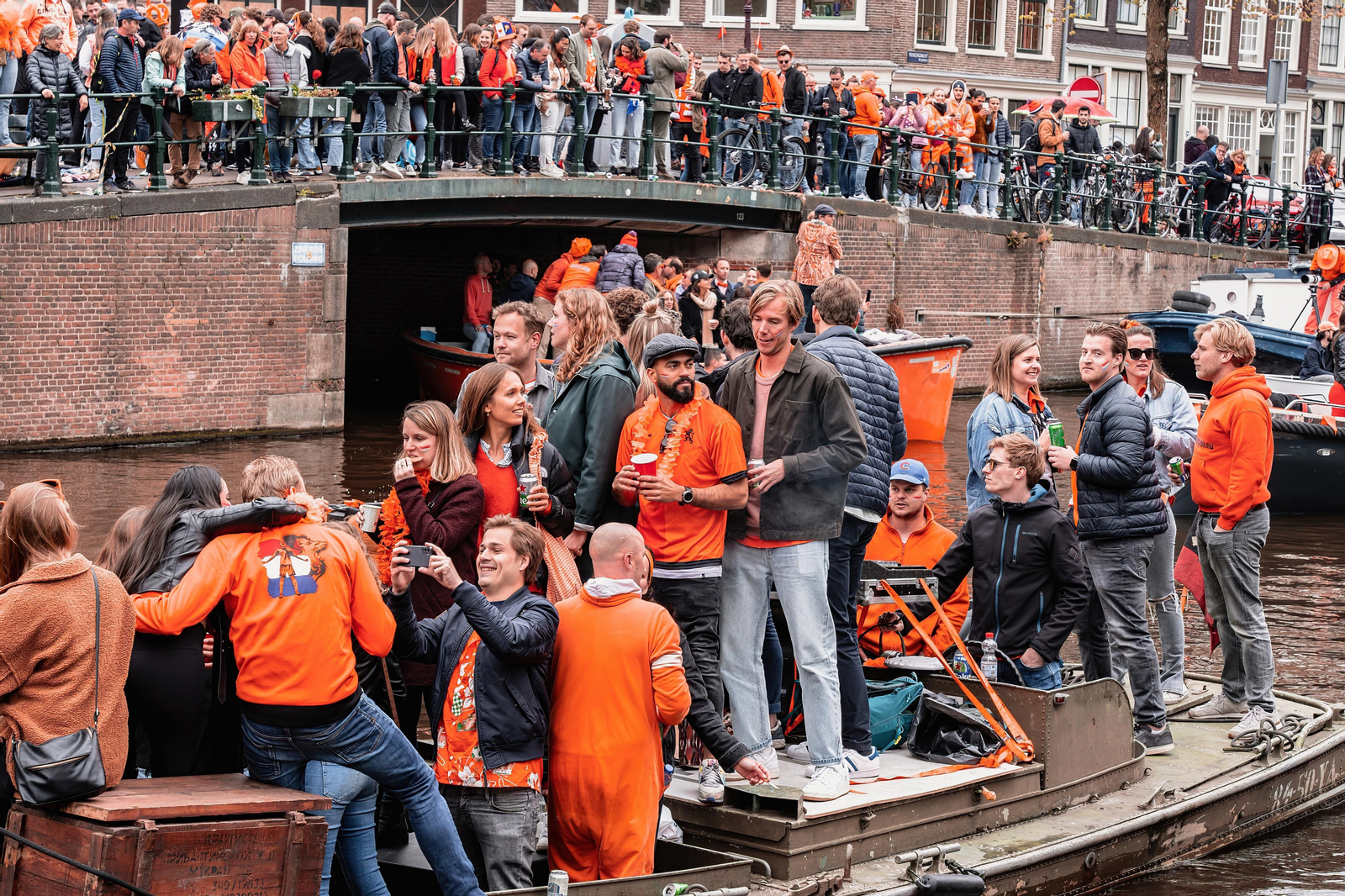 Moltes persones decoren els seus vaixells i embarcacions amb banderes i adornaments de color taronja