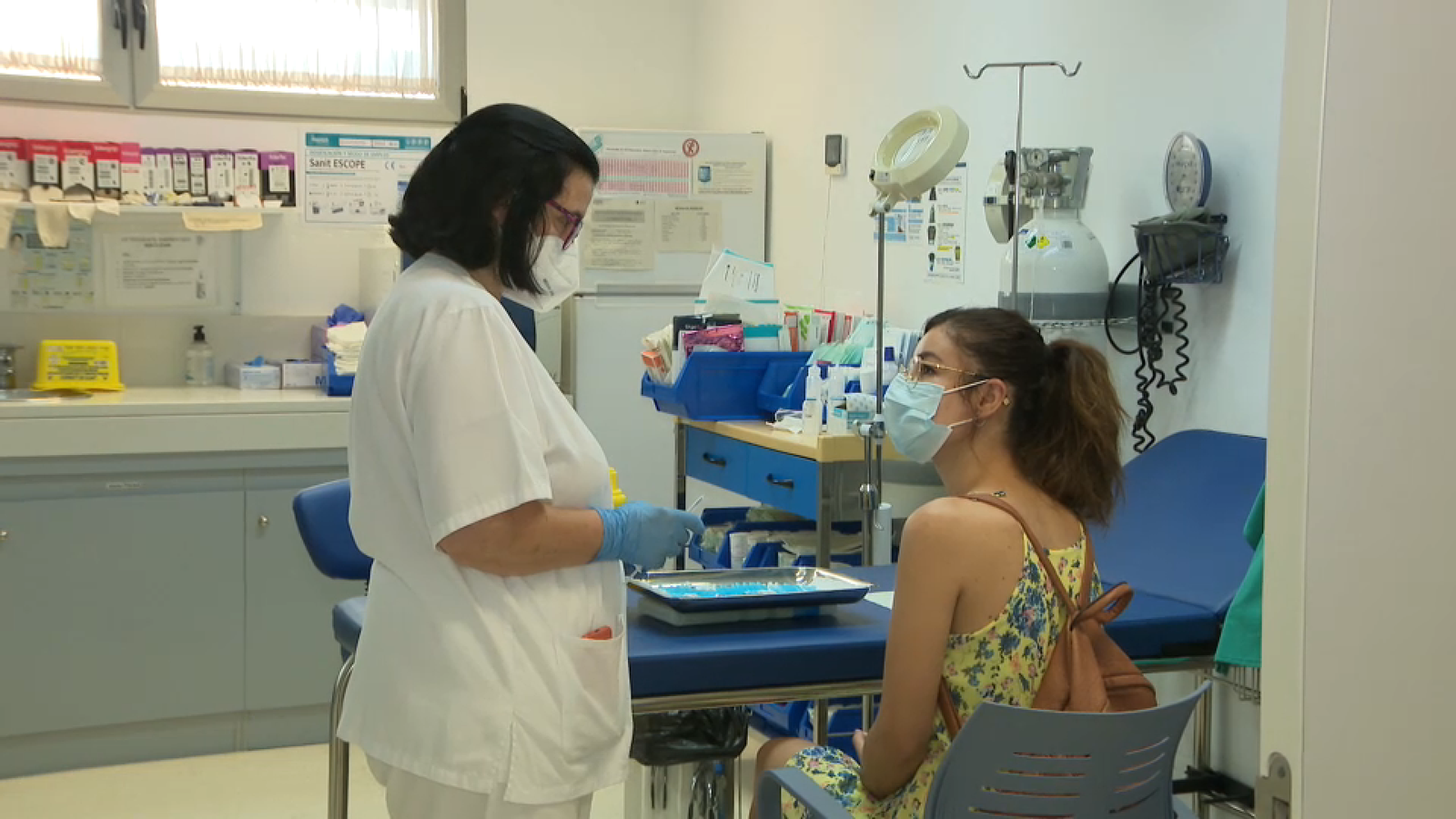 Una infermera vacuna contra la Covid-19 una dona d'entre 20 i 29 anys a la Vall d'Alba