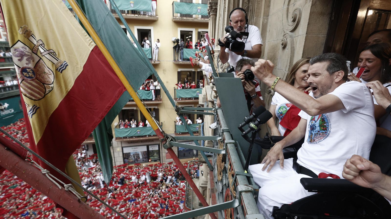 L'exfutbolista Juan Carlos Unzué dona el chupinazo des del balcó de l'Ajuntament de Pamplona aquest dimecres donant inici als Sanfermins 2022