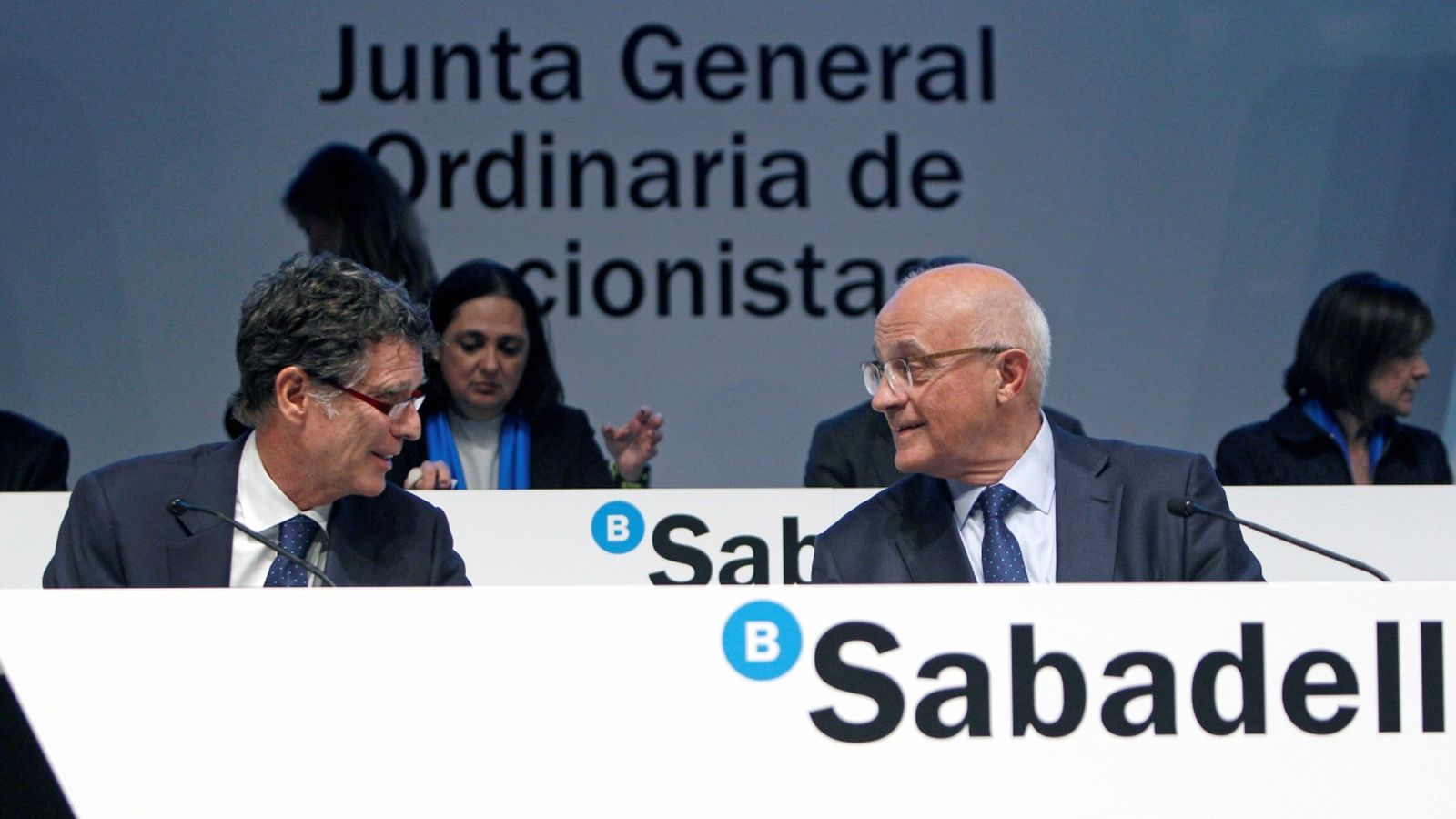 El President de Banc Sabadell, Josep Oliu i el Conseller Delegat, Jaime Guardiola, durant la Junta general d'accionistes