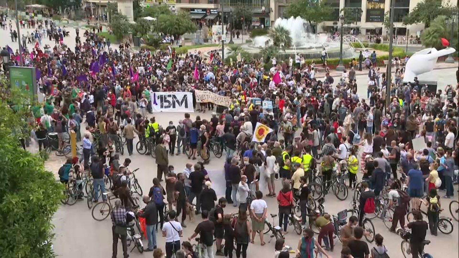 Manifestació contra la "llei mordassa" a la plaça de l'Ajuntament de València