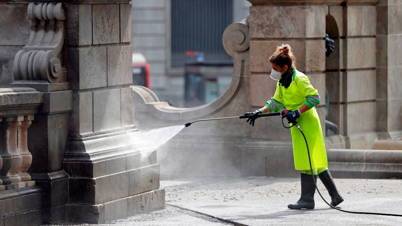 Una treballadora es protegeix amb una mascareta durant els treballs de neteja aquest cap de setmana