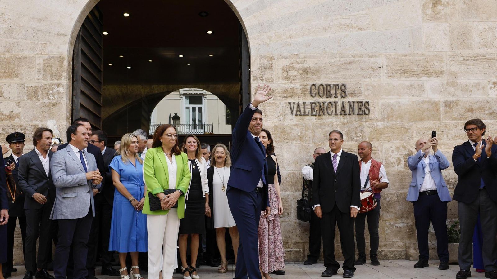 Mazón abandona les Corts després de jurar el càrrec com a president de la Generalitat