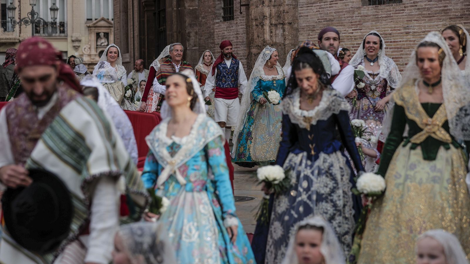 Primera jornada de l'Ofrena de flors a la Mare de Déu dels Desemparats
